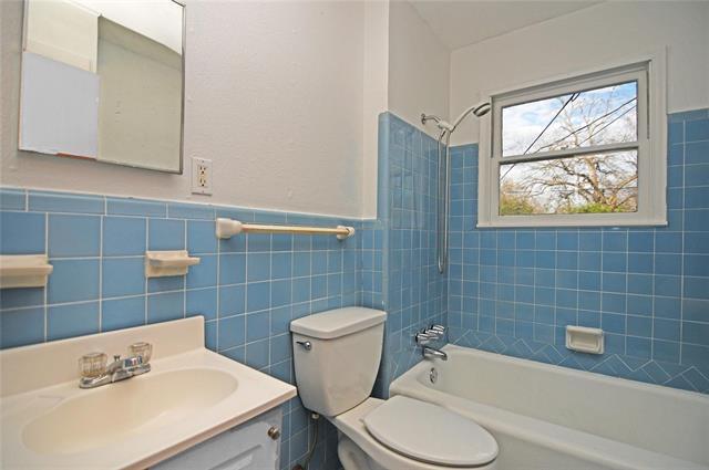 Building Photo - 2325 Kingswood Dr
