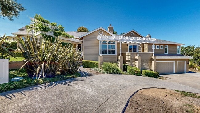 Building Photo - Gorgeous Home with private yards, large de...