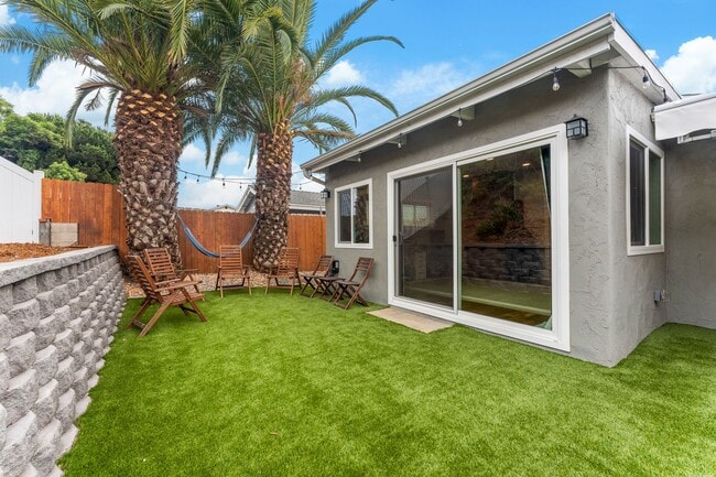 Building Photo - SPACIOUS 4 BEDROOM/2 BATHROOM HOME FOR REN...