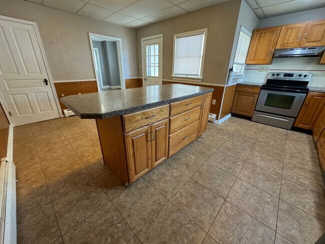 Building Photo - THREE BEDROOM/ONE BATH TWIN