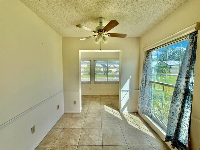 Building Photo - 940 Rosewood Ln