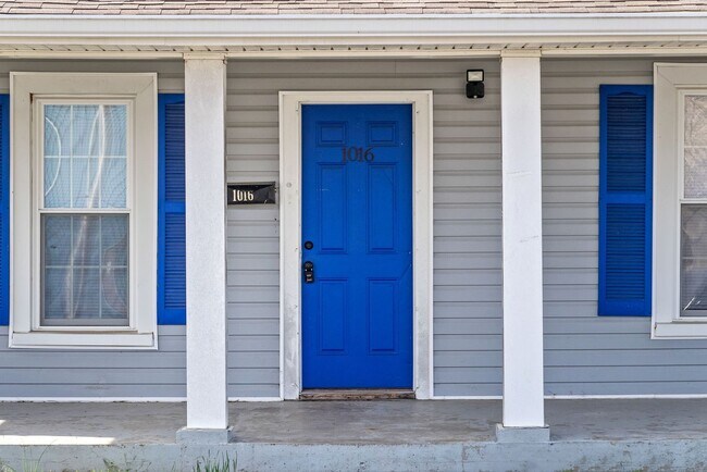 Building Photo - 2 Bedroom Pet Friendly Home For Rent Near APSU!