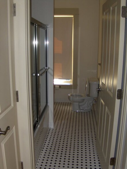 Building Photo - 2215 Market St