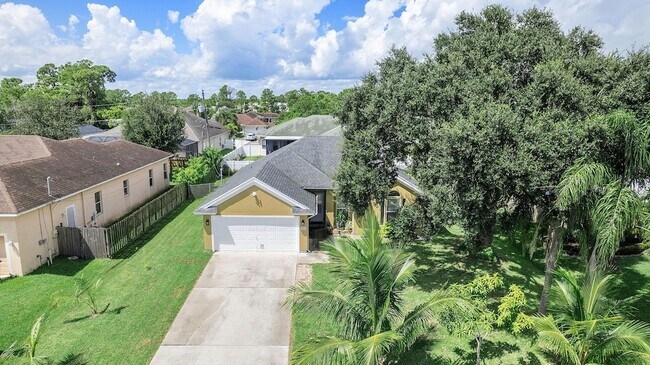 Building Photo - 1622 SW Realty St