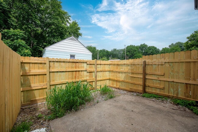 Building Photo - 955 Leroy St