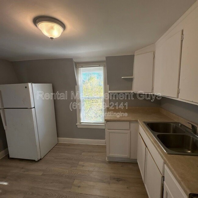 Building Photo - 4216 N Bryant Ave