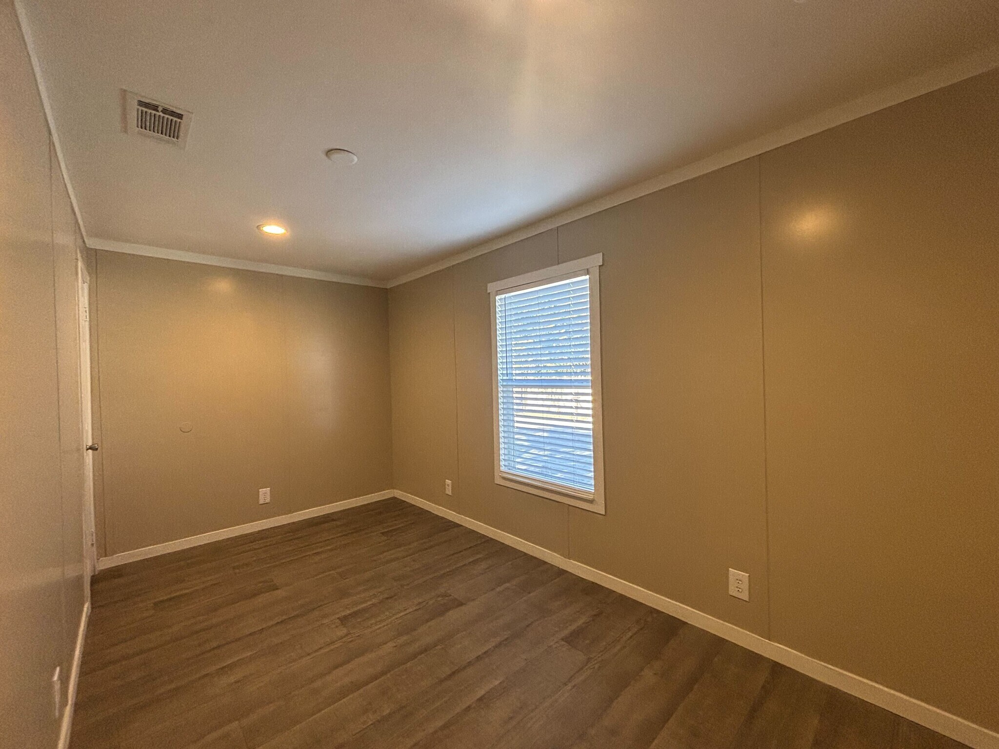 Building Photo - 118 E Semands St