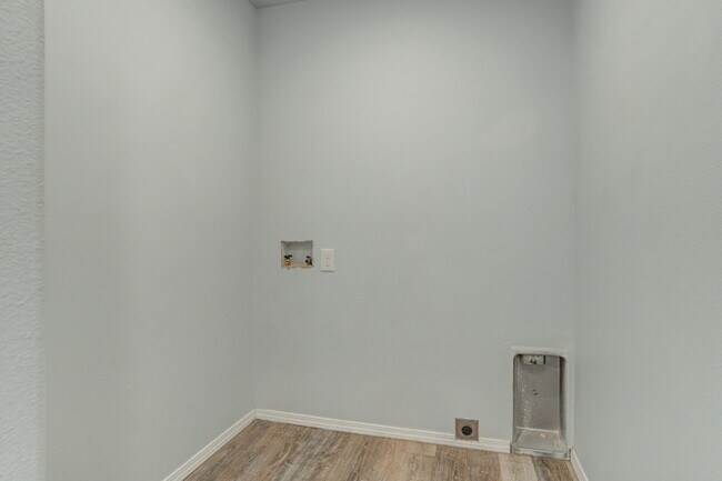 Building Photo - 3/2 in Lincoln 16!