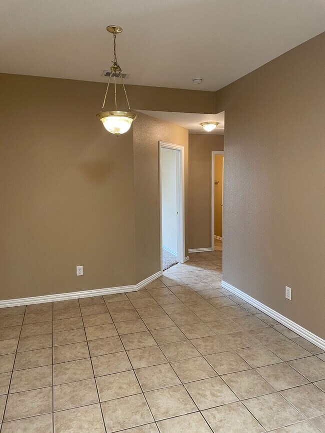 Building Photo - 991 Sierra Vista Ct