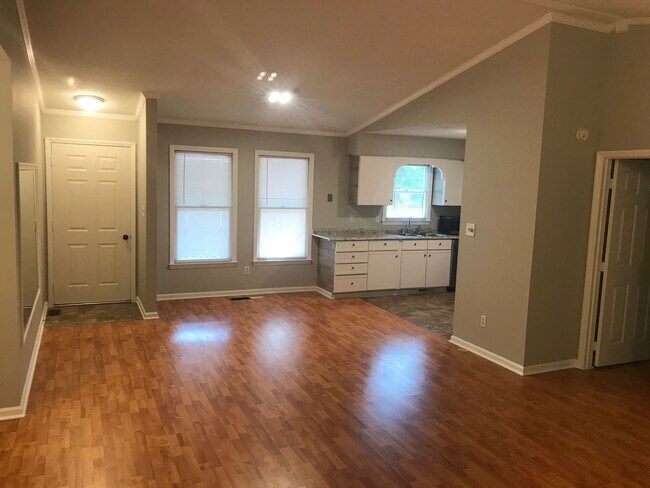 Building Photo - Nice Updated 3 bedrom 2 Bath Home in Becke...