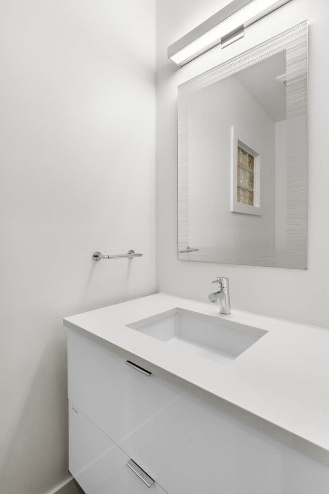 Building Photo - 1618 W Pierce Ave