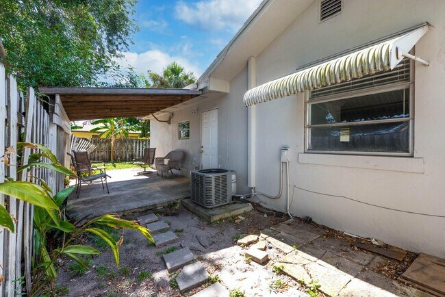 Building Photo - 8642 Sunset Dr