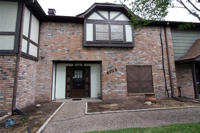 Building Photo - 4105 Vista Rd