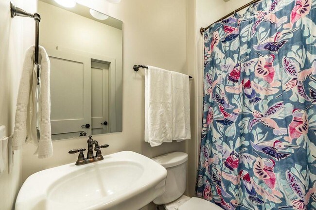 Building Photo - 206 E Live Oak St