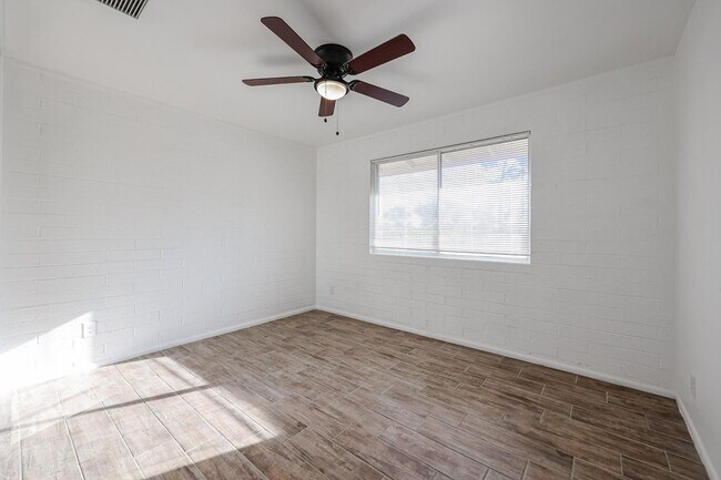 Building Photo - 11417 N Hacienda Dr