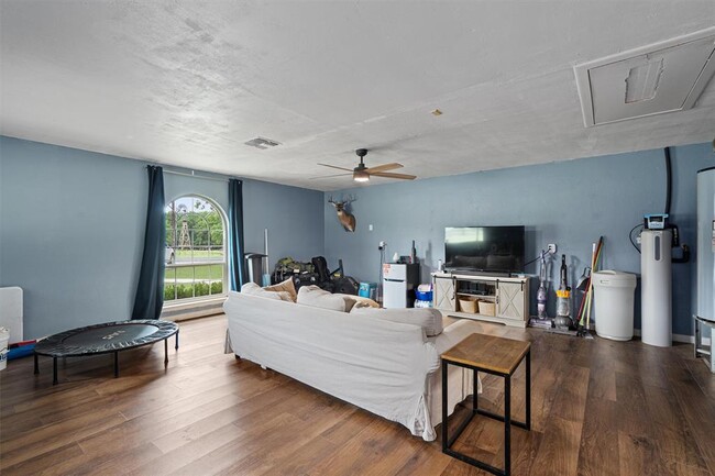 Building Photo - 203 Serenada Dr