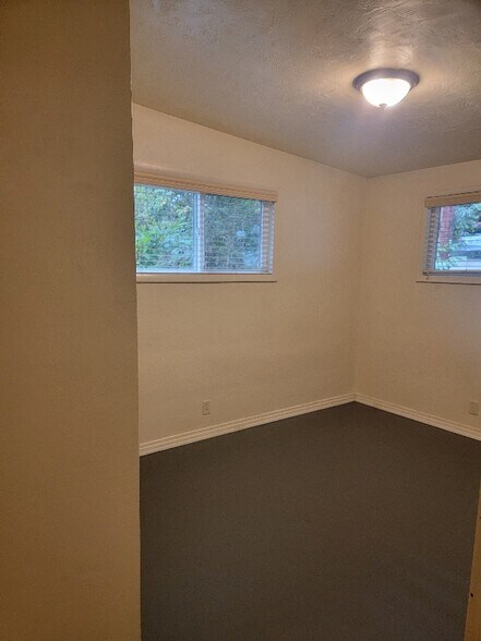 Building Photo - 1953 Riverview St