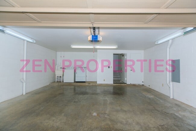 Building Photo - 3 bdrm/ 2.5 bath townhome for rent at Neho...