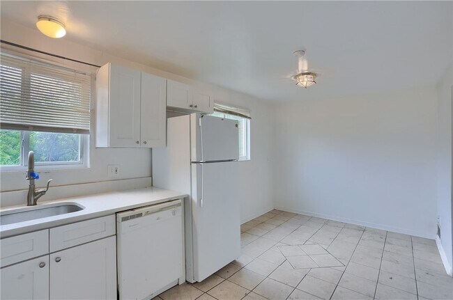 Building Photo - 448 Brierly Ln