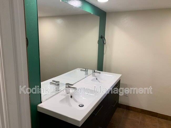 Building Photo - 150 W 1050 S