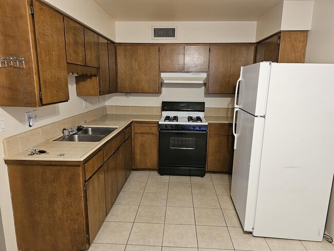 Building Photo - 863 E Fountain St