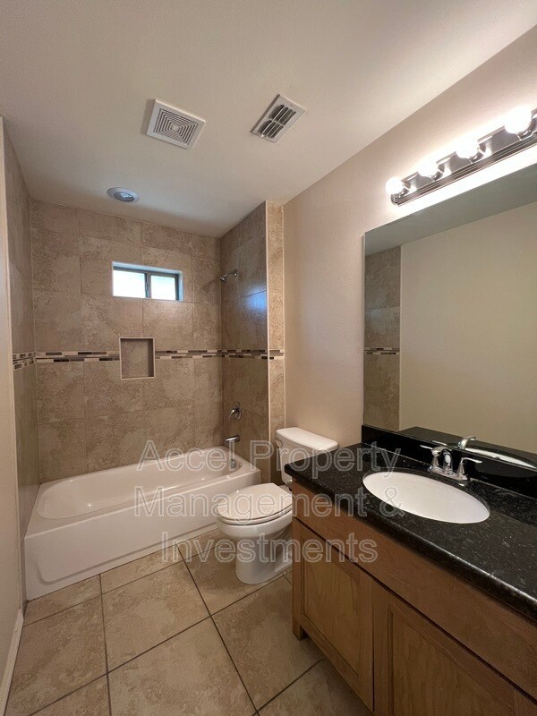 Building Photo - 415 W Pirul St