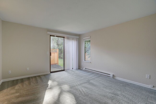 Building Photo - Amazing Bridle Trails 3BR 1.75BA Townhome ...