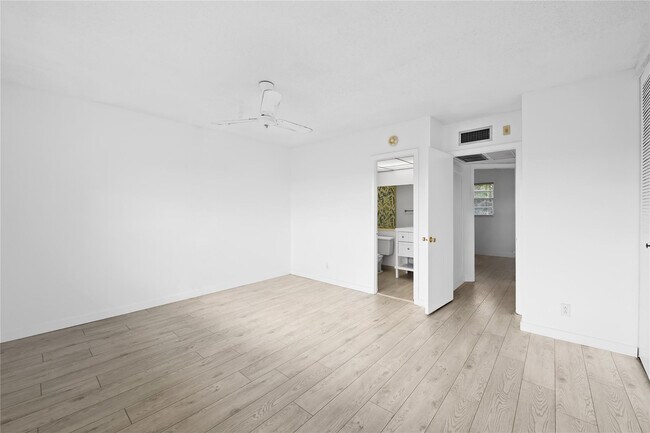 Building Photo - 5031 W Oakland Park Blvd
