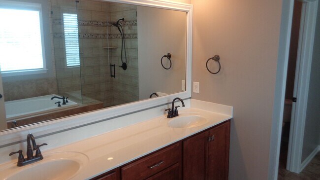 Building Photo - Welcome home to Cureton!