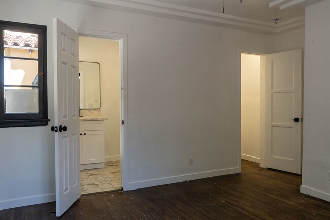 Building Photo - 1521 S Stanley Ave