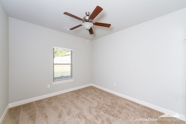 Building Photo - 3 bedroom 2 bath modern style home minutes from I-49 and Fayetteville access !!