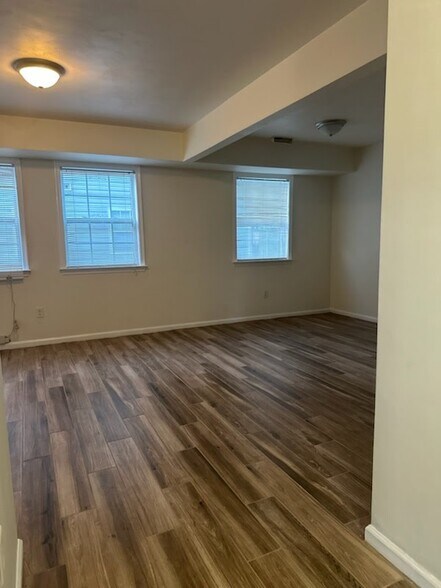 Living Room - 747 S Rosemont Rd