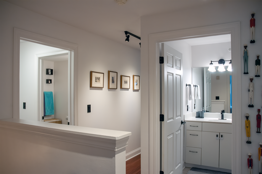 Building Photo - 1550 N Warren Ave