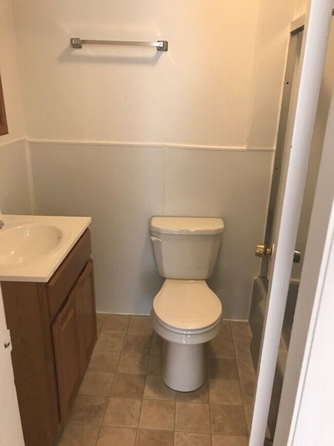 Building Photo - No brokers Fee, No Security Deposit,  Heat...