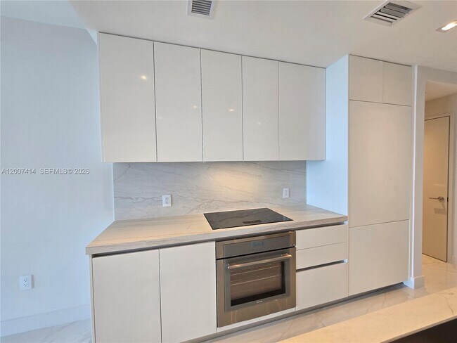 Building Photo - 700 NE 24th St