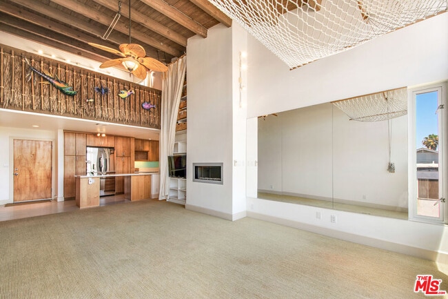 Building Photo - 2221 Ocean Ave