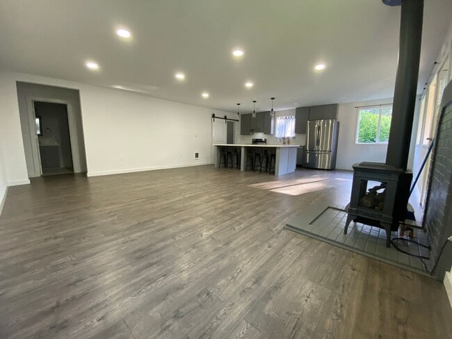 Building Photo - BRING YOUR ATVS - JUST MINUTES FROM THE OREGON DUNES!