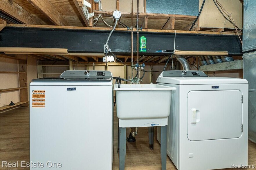 Building Photo - 5075 Buckingham