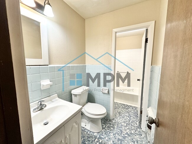 Building Photo - 2205 Fannie St