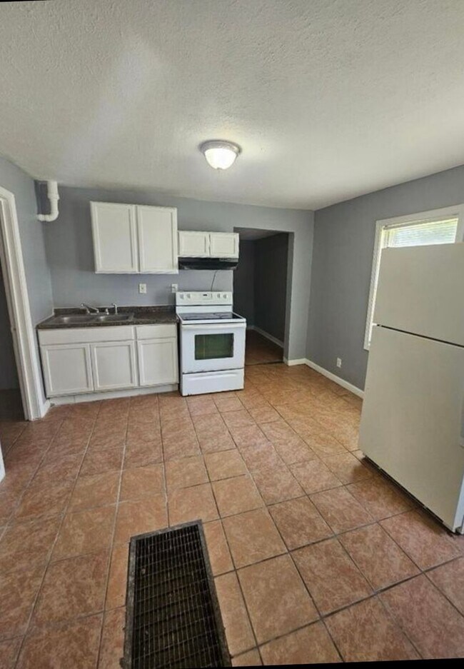 Building Photo - Updated 3BR house in West Louisville-Section 8 Accepted! **$400 off your first months rent**