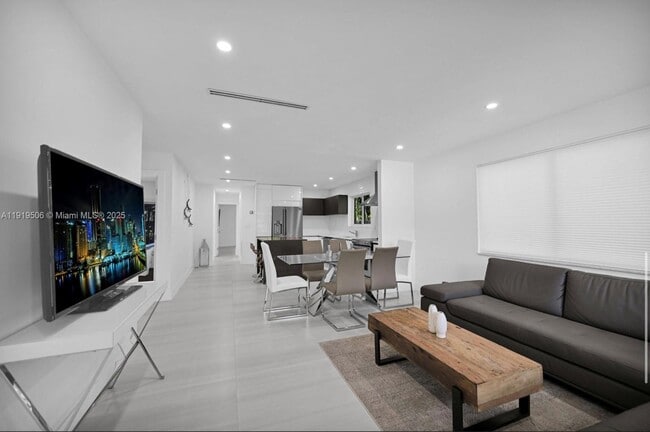 Building Photo - 1546 Van Buren St