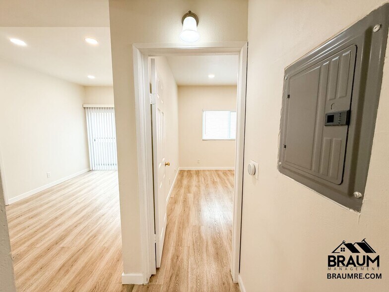 Building Photo - 11459 Collins St