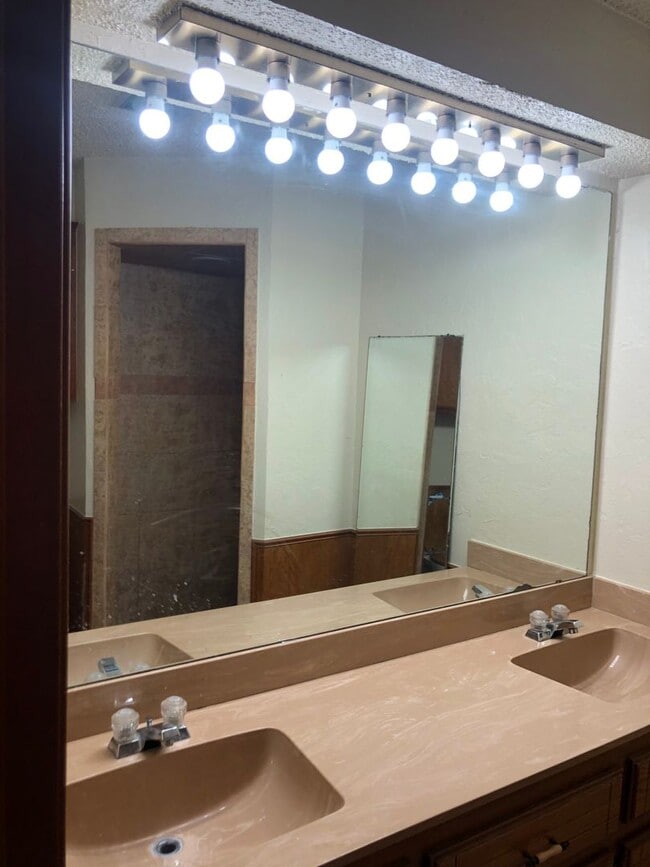 Building Photo - New Luxury viny Plank and paint. 3 bedroom + loft home for lease in Moore!  2 baths, 2 car garage...