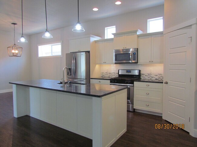 Building Photo - Beautiful 3 bed 2 bath in the popular Paramount community