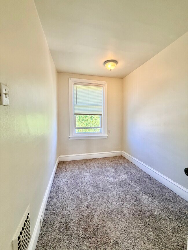 Building Photo - 2657 Bonnaffon St