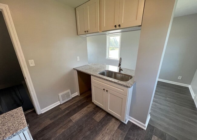 Building Photo - Modern 2-Bed, 1-Bath Duplex with Garage & ...