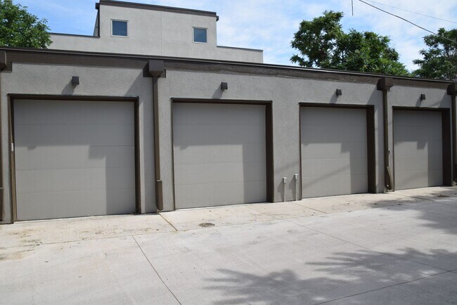 Building Photo - 3 bedroom / 3.5 bath Townhome + 2 Large Flex Spaces & Spacious Roof Top Deck!