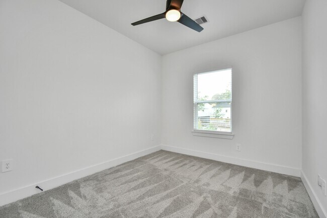 Building Photo - 853 Mansfield St