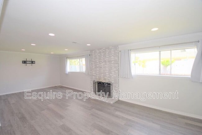 Building Photo - 2675 Munson St