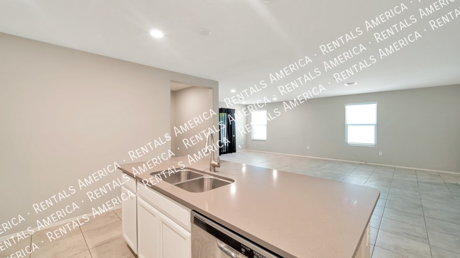 Building Photo - 4910 S River Run Dr